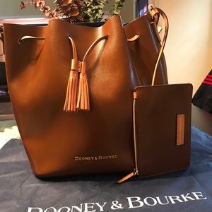 DOONEY & BOURKE Large Leather Bucket Bag ✨